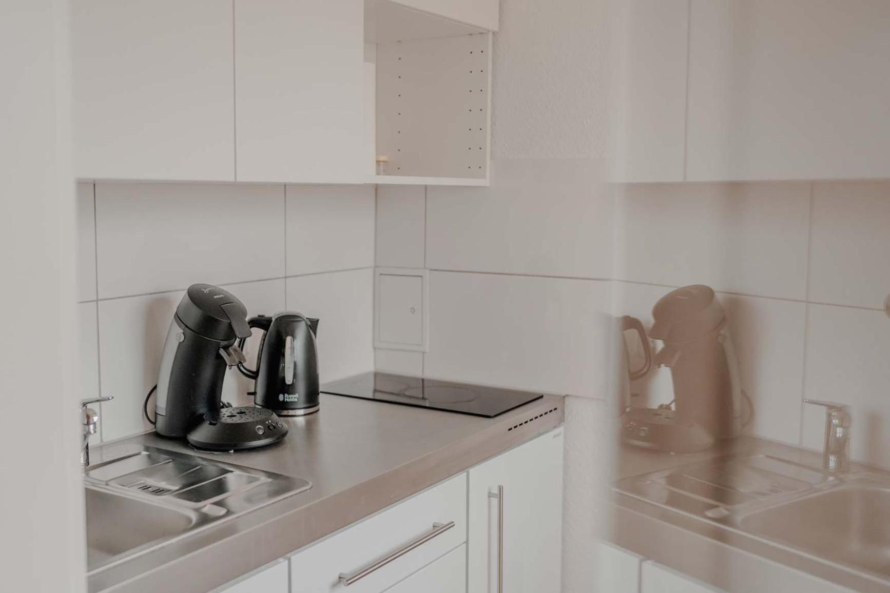 Apartment Mit Kueche, Arbeitsplatz Und Xxl Sofa Neuss Extérieur photo