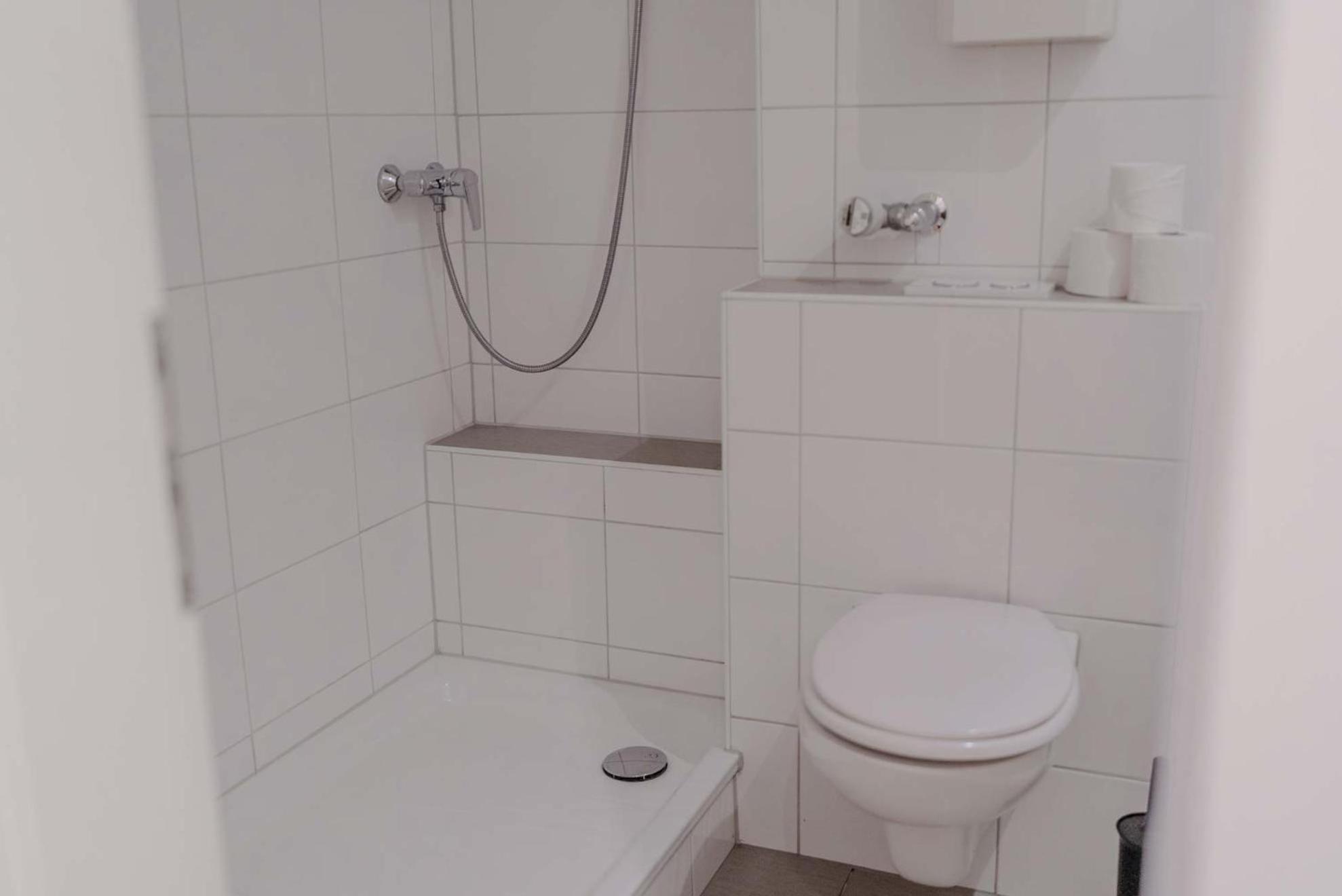 Apartment Mit Kueche, Arbeitsplatz Und Xxl Sofa Neuss Extérieur photo